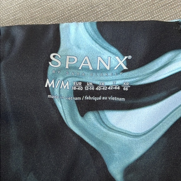 Spanx print leggings size Medium - Picture 10 of 10